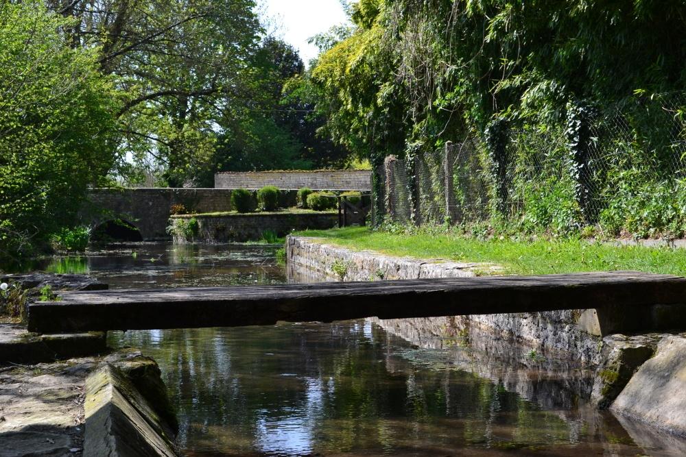 Petit pont en bois au dessus d'une fontaine